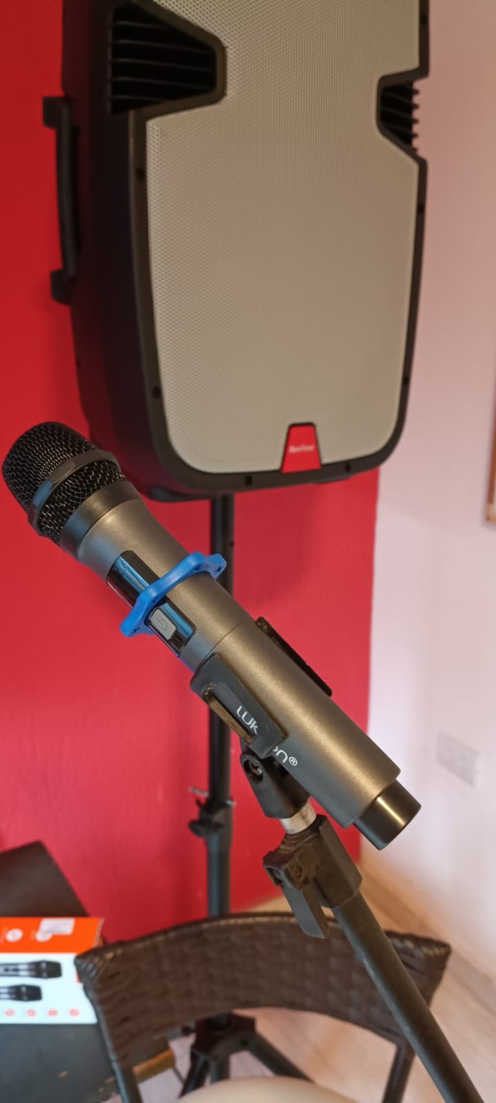 Microfone sem fio e caixa de som do kit